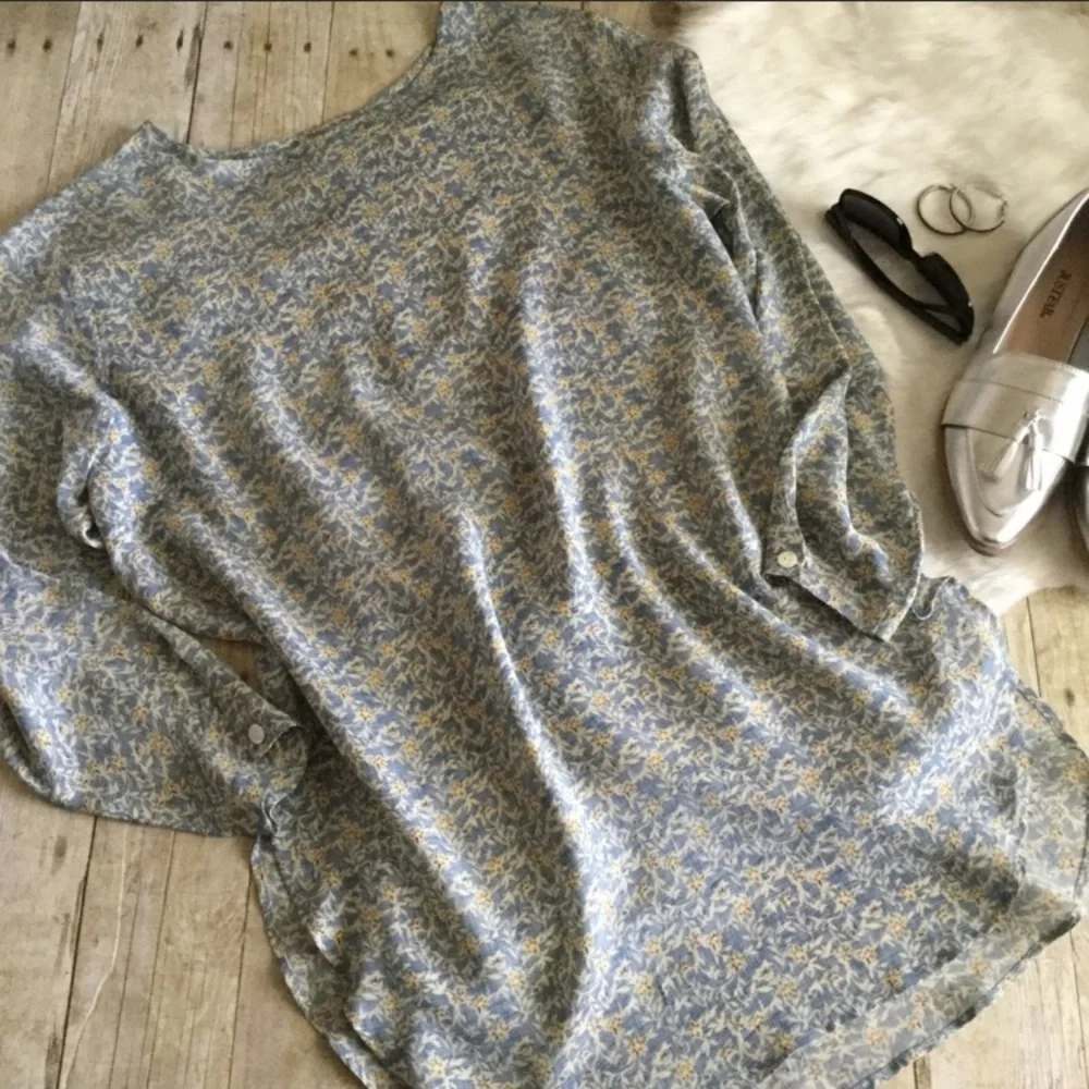 Beau Geste Julian Hsiung Blue Floral Silk Top NWOT - Picture 6 of 7